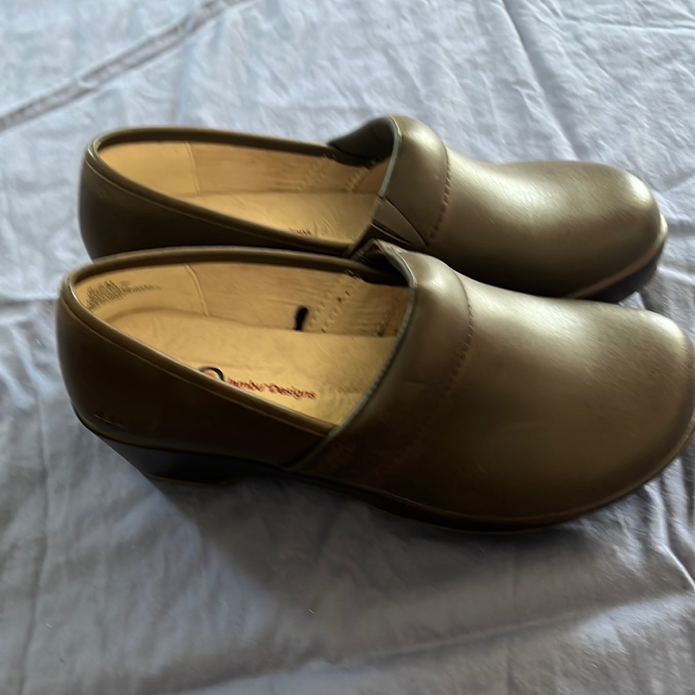 Never worn brown comfy clogs